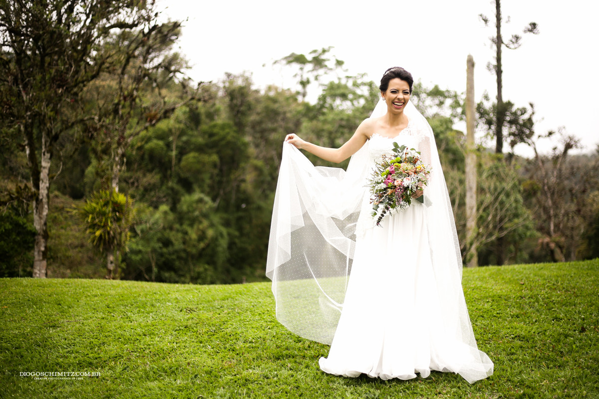 Noiva pronta para casar no campo.