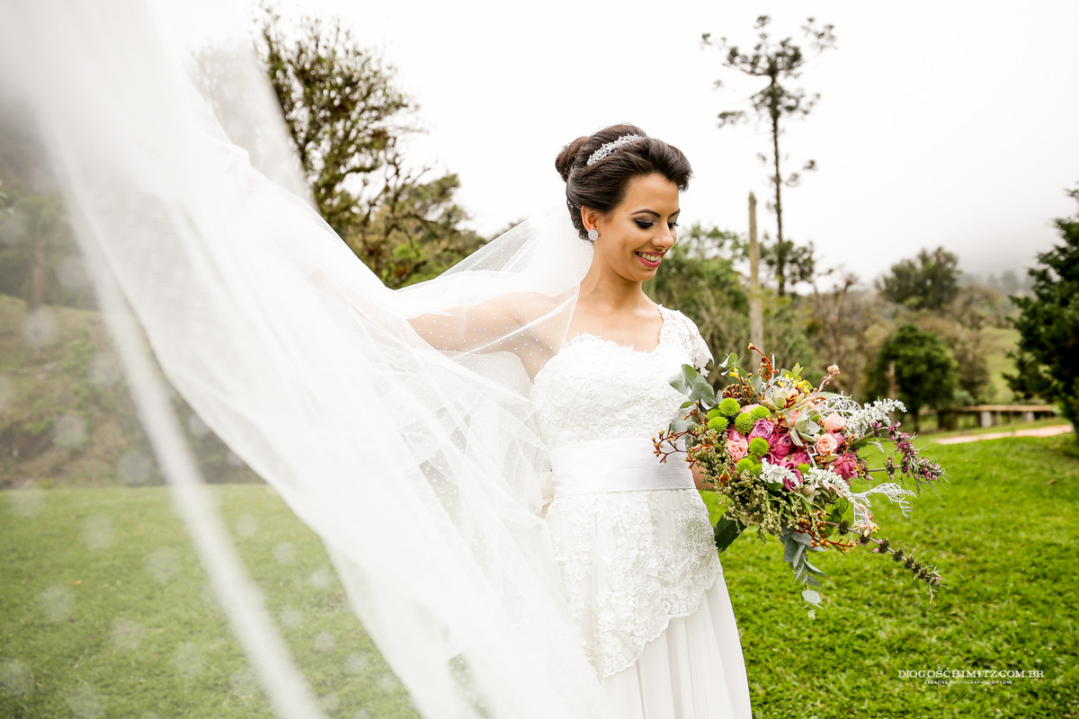 Detalhe de noiva pronta para casar no campo.