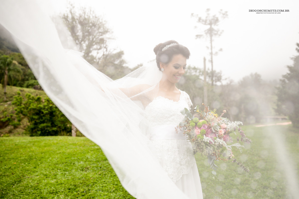 Véu de noiva pronta para se casar no campo.