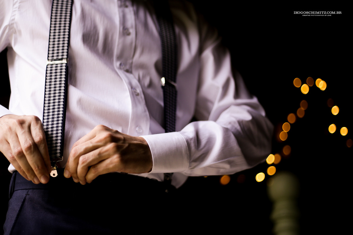 Noivo usa suspensório para casamqnro no campo com estilo.