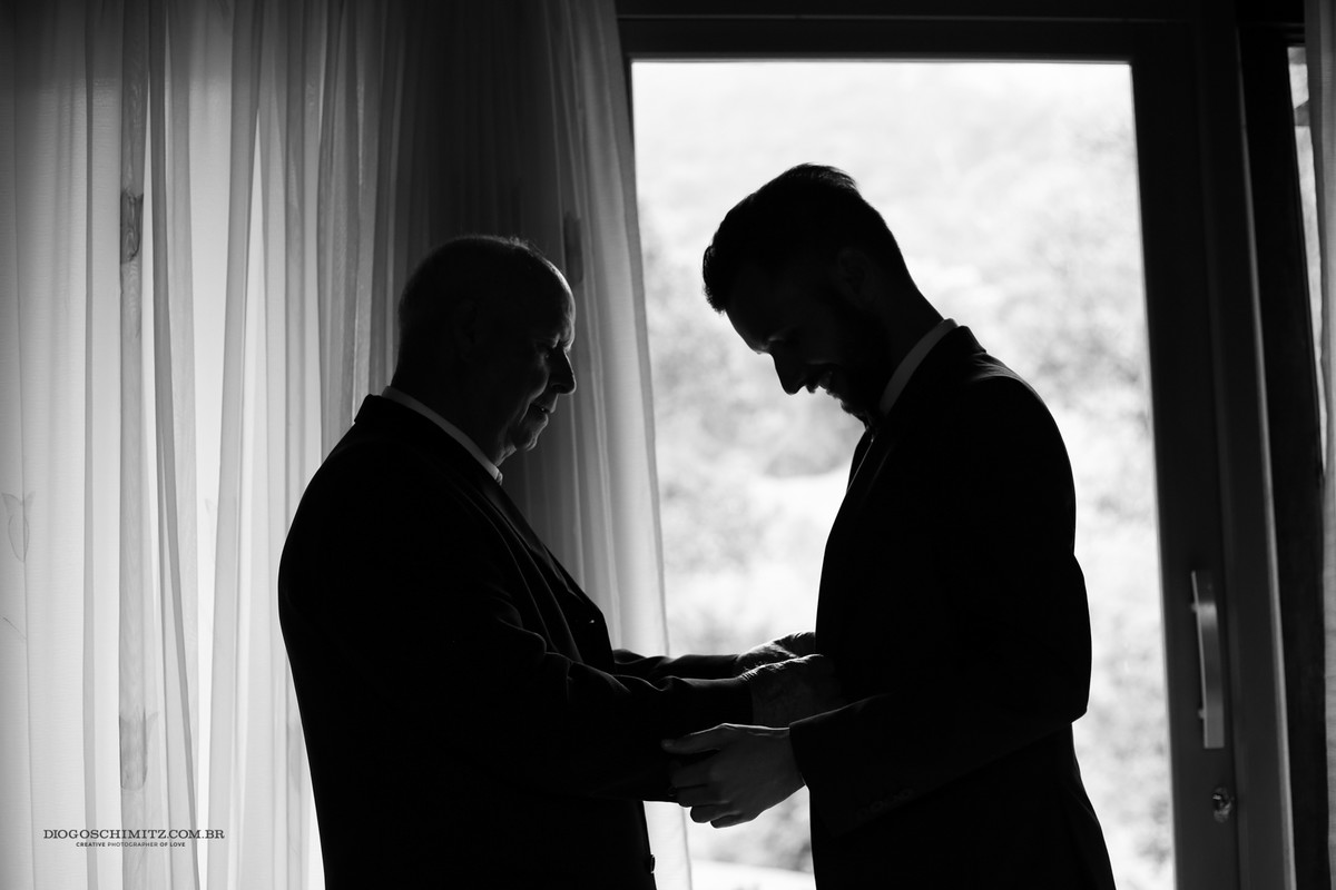 Momento em que pai do noivo ajuda ele a finalizar para o seu casamento no campo.