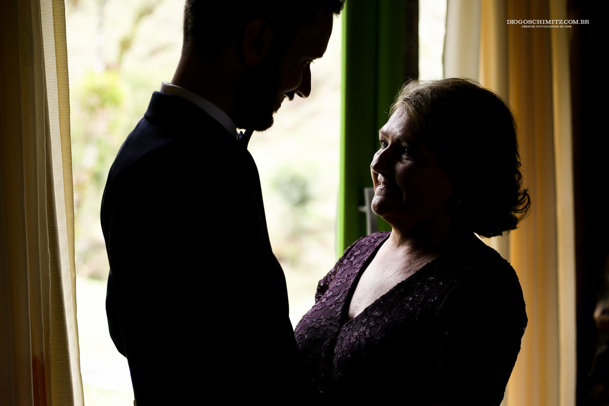 Brilho nos olhos da mãe do noivo ao ver ele pronto para o seu casamento no campo.