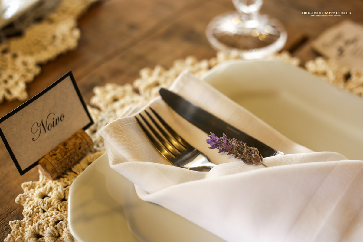 Talheres com decoração de casamento no campo, lugar na mesa do noivo.