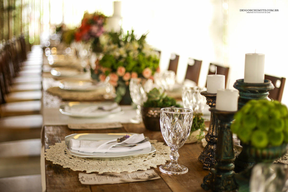 Mesa de decoração com inspiração no campo, case de dia.