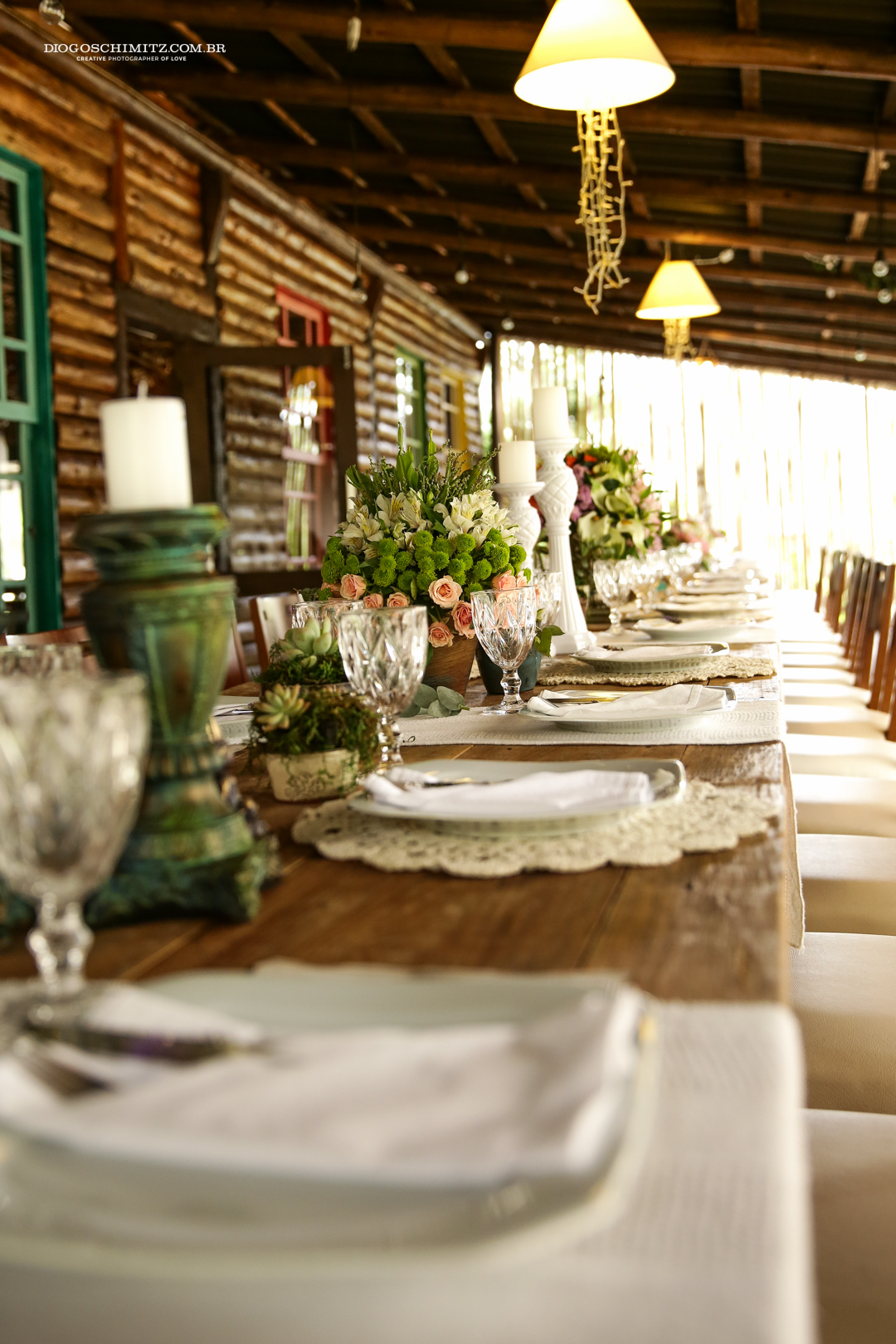 decoração de casamento no campo, mesa dos convidados.