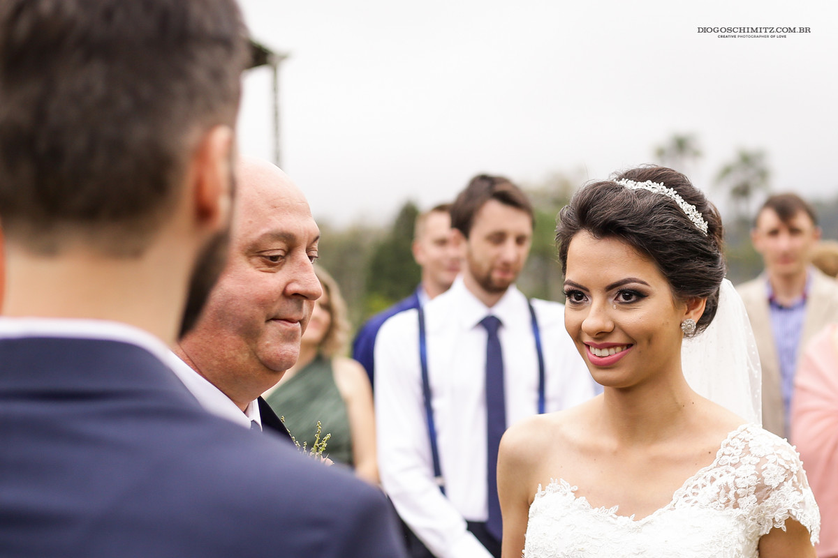 Lágrima de noiva ao olhar o seu noivo no casamento no campo.