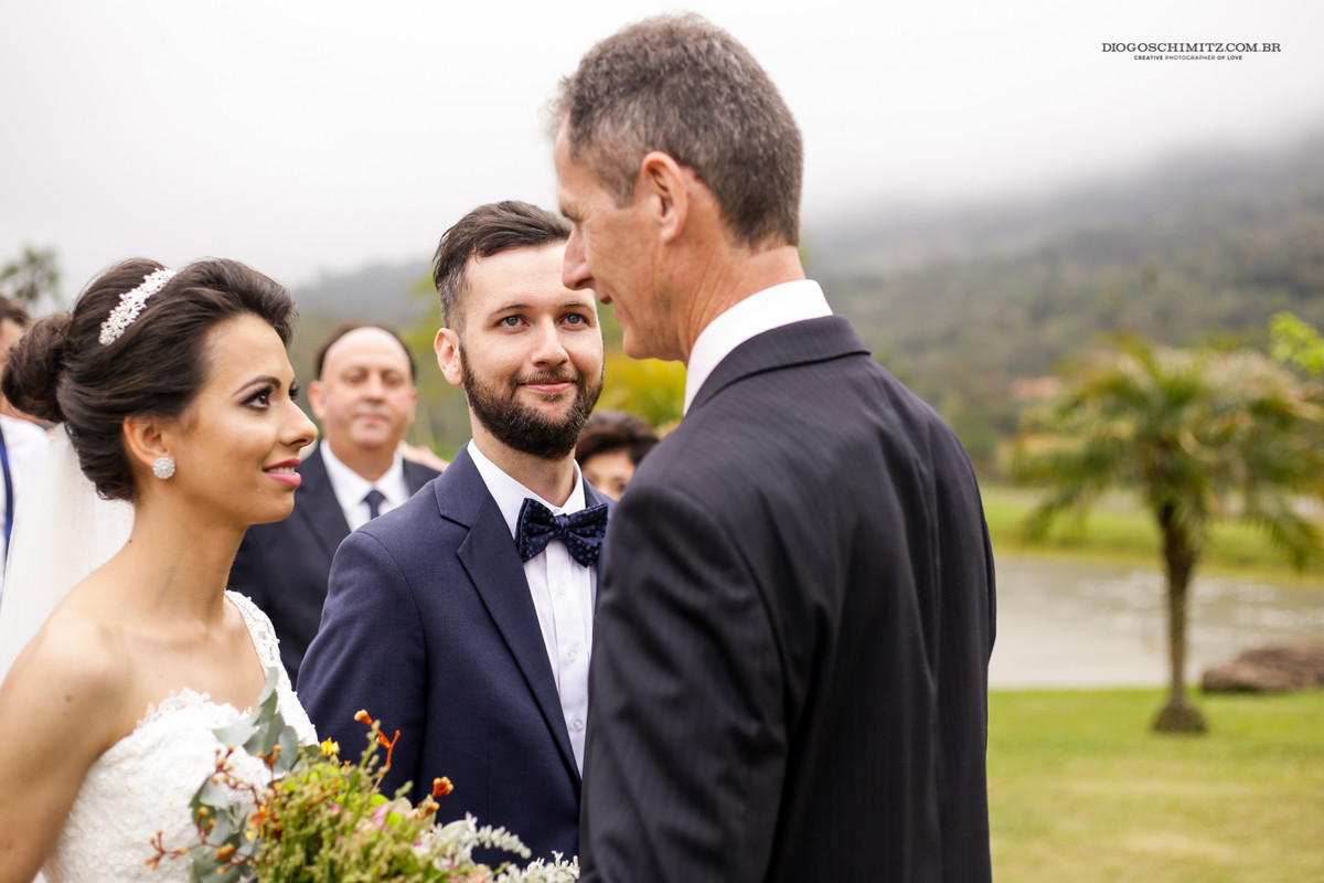 Noivo sorri para o pastor e não esconde a emoção.