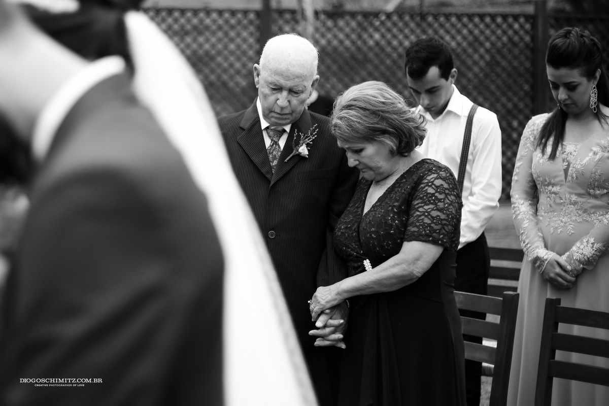 Momento em os pais do noivo rezam pela felicidade do casal