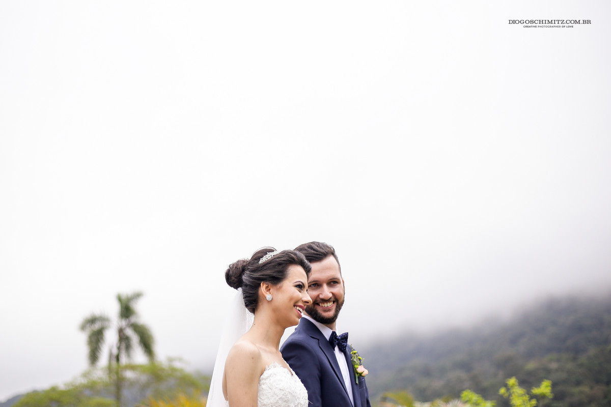 Noivos e a imensidão do céu.