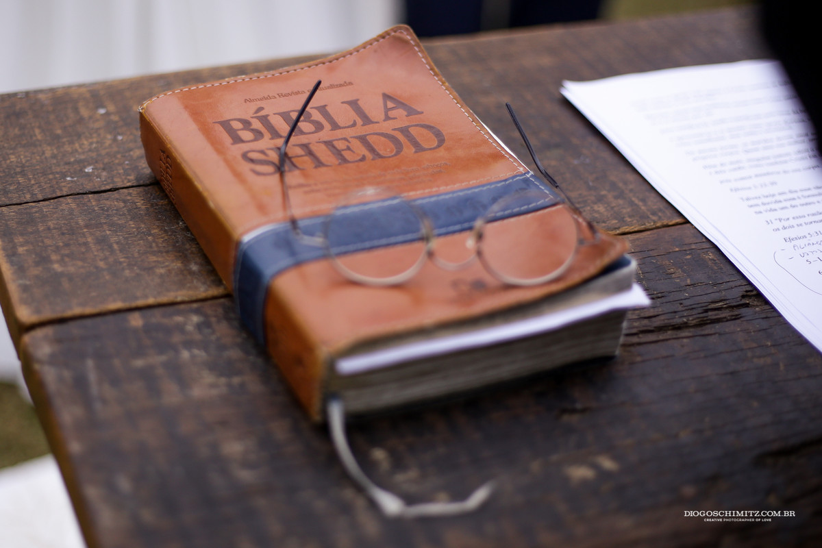 Bíblia Shedd com detalhes da cerimônia no campo.