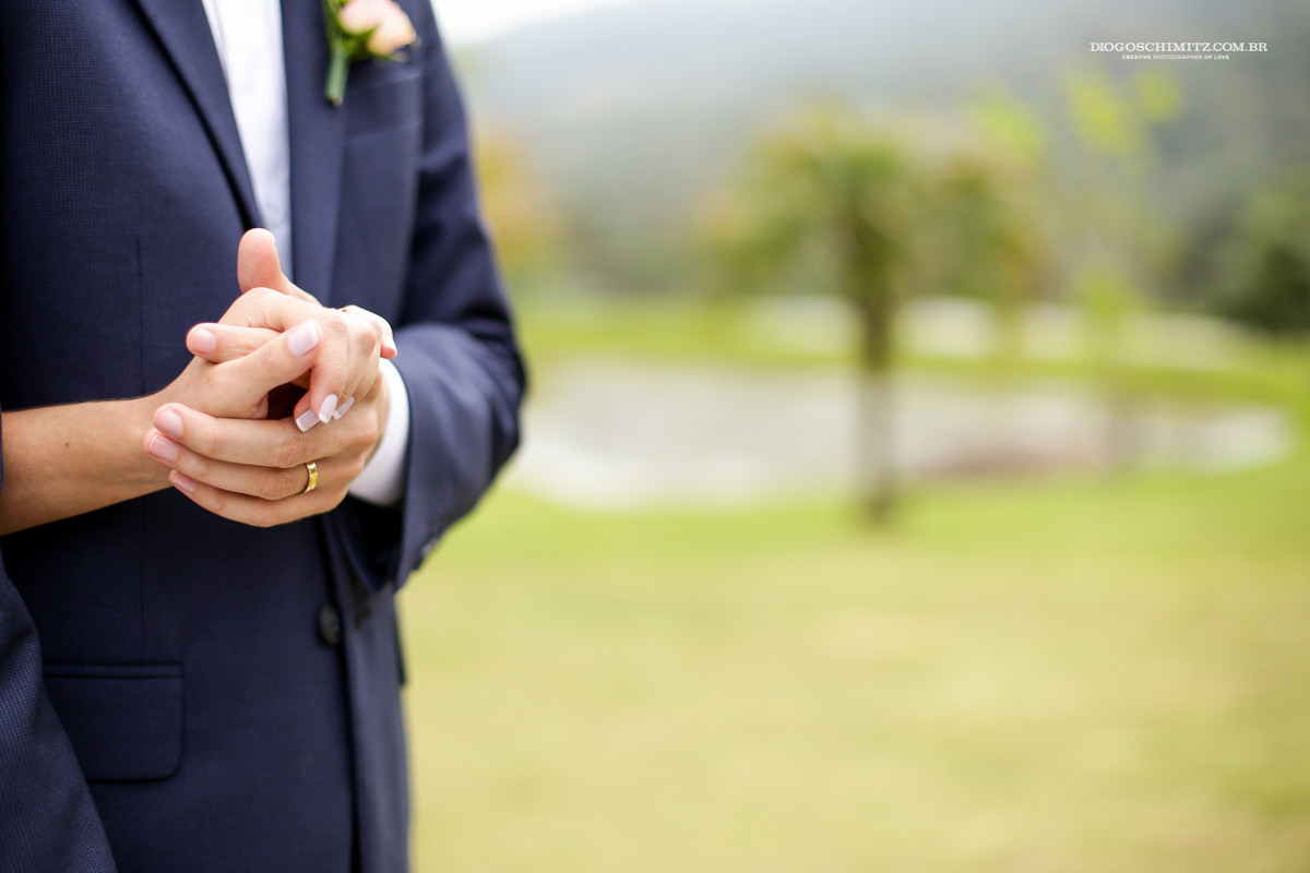 Detalhe das mãos dos noivos.