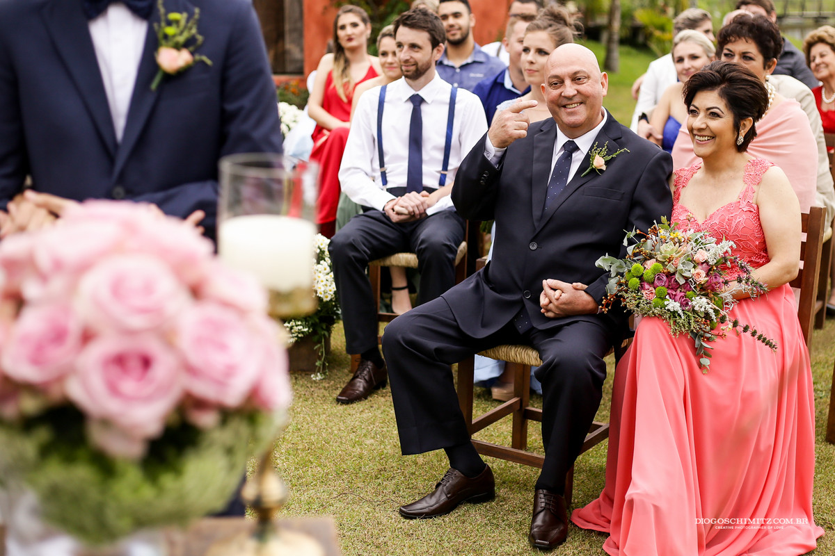 Os pais da noiva devolvem a alegria sorrindo.