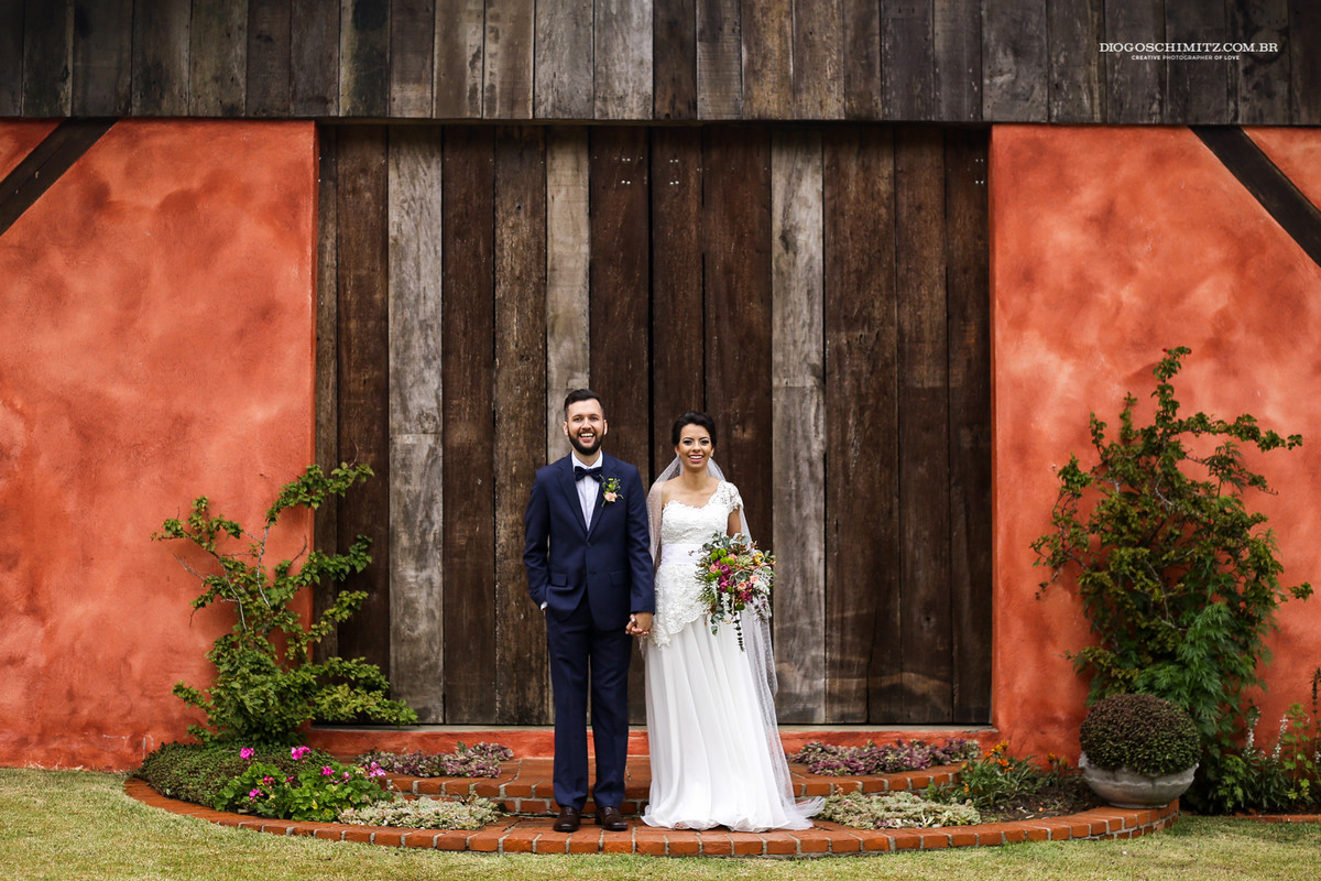 Foto dos noivos em estilo americano, casamento no campo ao ar livre.