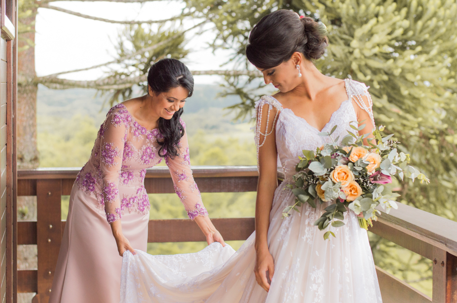 Casamento ao ar livre - noiva e mão da noiva -
 Casamento Naty e Vini - por Juliana Madalosso