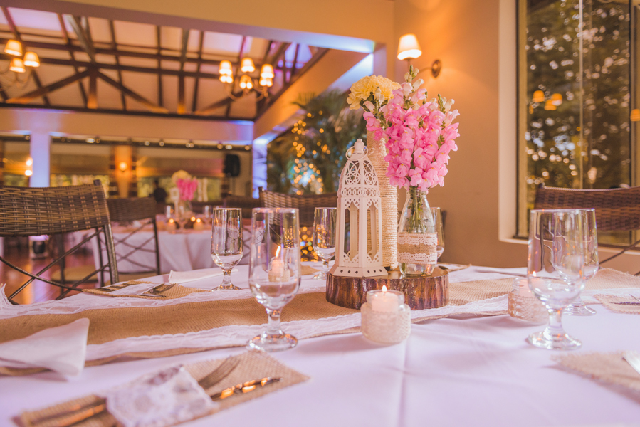 Casamento ao ar livre - decoração de mesa dos convidados - Naty e Vini - por Juliana Madalosso