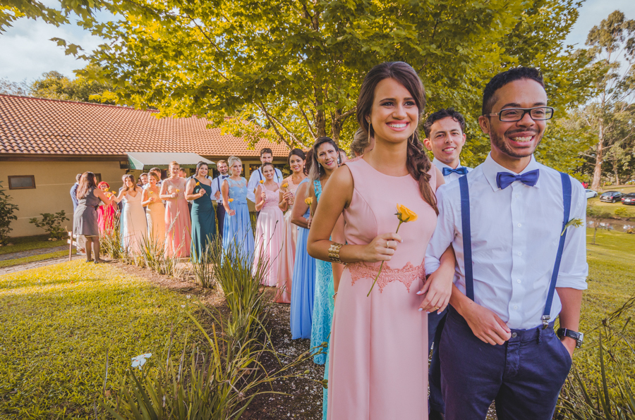 Casamento ao ar livre - entrada dos padrinhos - Naty e Vini - por Juliana Madalosso