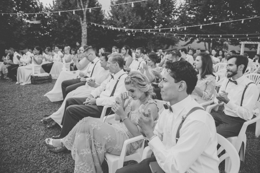 Casamento ao ar livre - convidados emocionados -
 Naty e Vini - por Juliana Madalosso