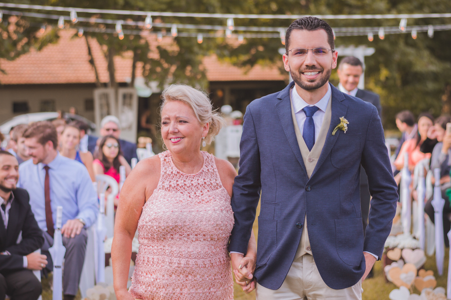 Casamento ao ar livre - entrada do noivo - Naty e Vini - por Juliana Madalosso