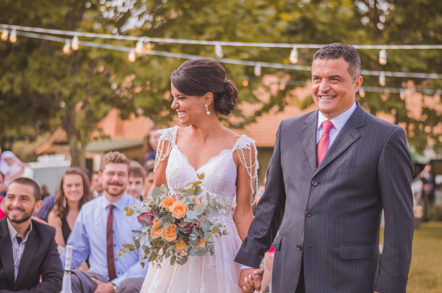 Casamento ao ar livre - entrada da noiva - Naty e Vini - por Juliana Madalosso