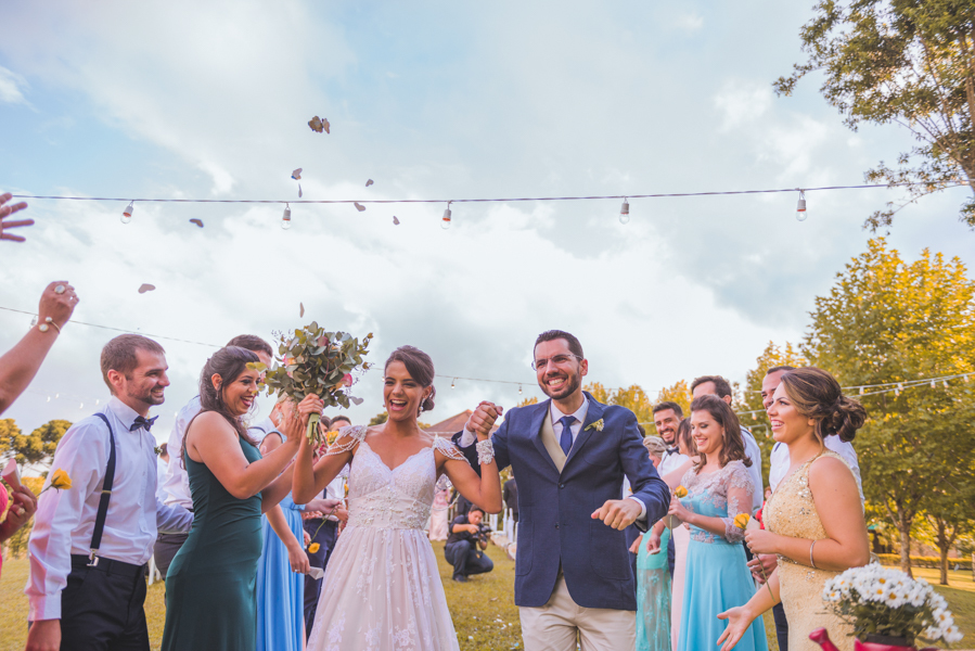 Casamento ao ar livre - saída dos noivos - Naty e Vini - por Juliana Madalosso