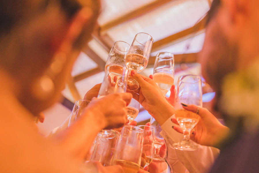 Casamento ao ar livre - brinde - Naty e Vini - por Juliana Madalosso