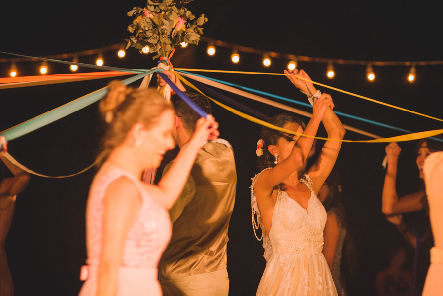 Casamento ao ar livre -brincadeira das fitas com buquê - Naty e Vini - por Juliana Madalosso