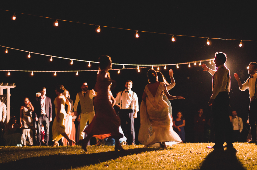 Casamento ao ar livre -Naty e Vini - dança de roda - por Juliana Madalosso