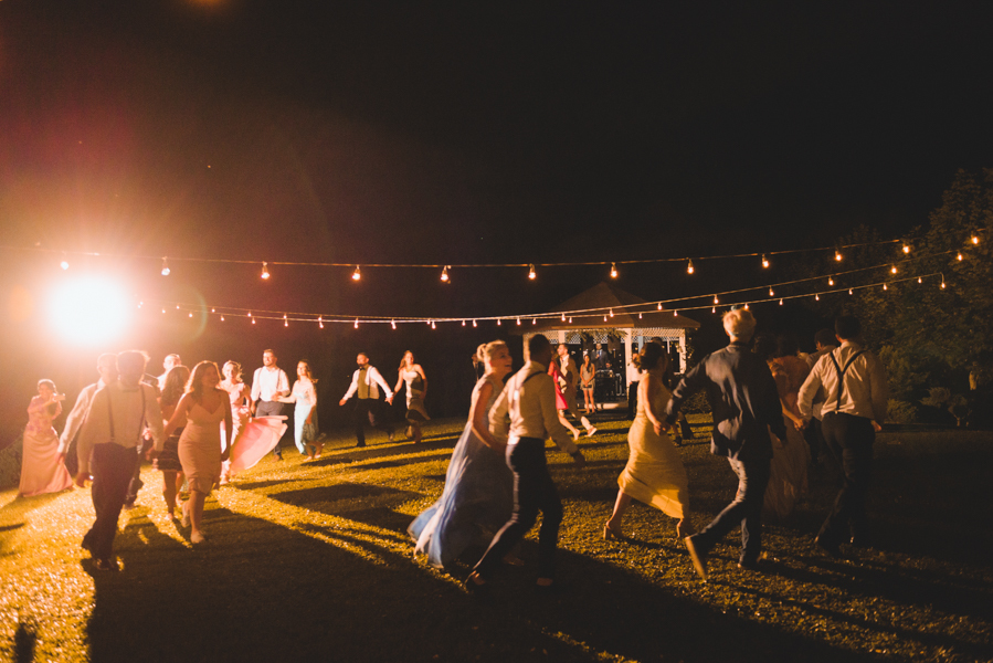 Casamento ao ar livre - dança de roda - Naty e Vini - por Juliana Madalosso