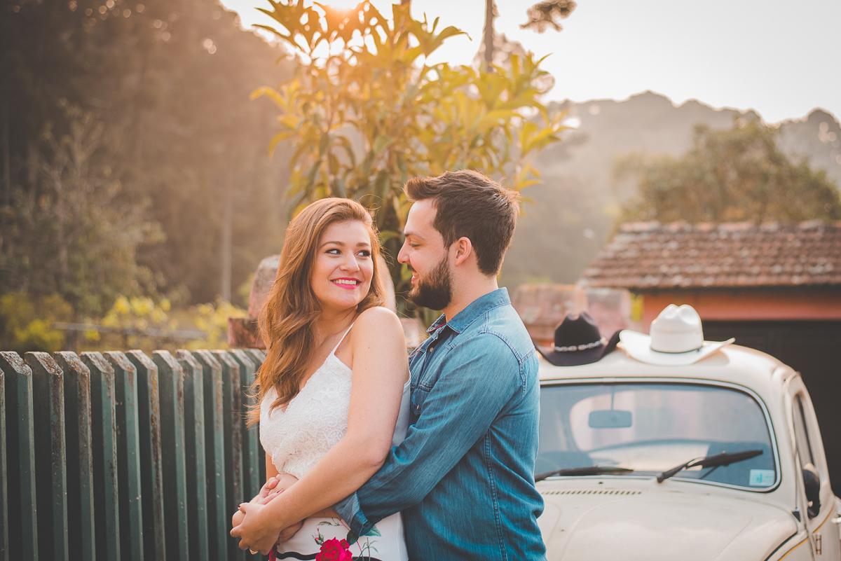 Pre Wedding Fabi e Pedro - sertanejo - chapéu country estilo cowboy - fusca - Juliana Madalosso Fotografia