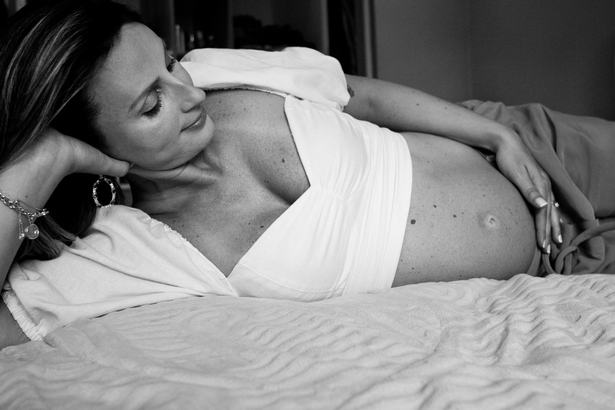 Fotografia preta e branca gestante deitada