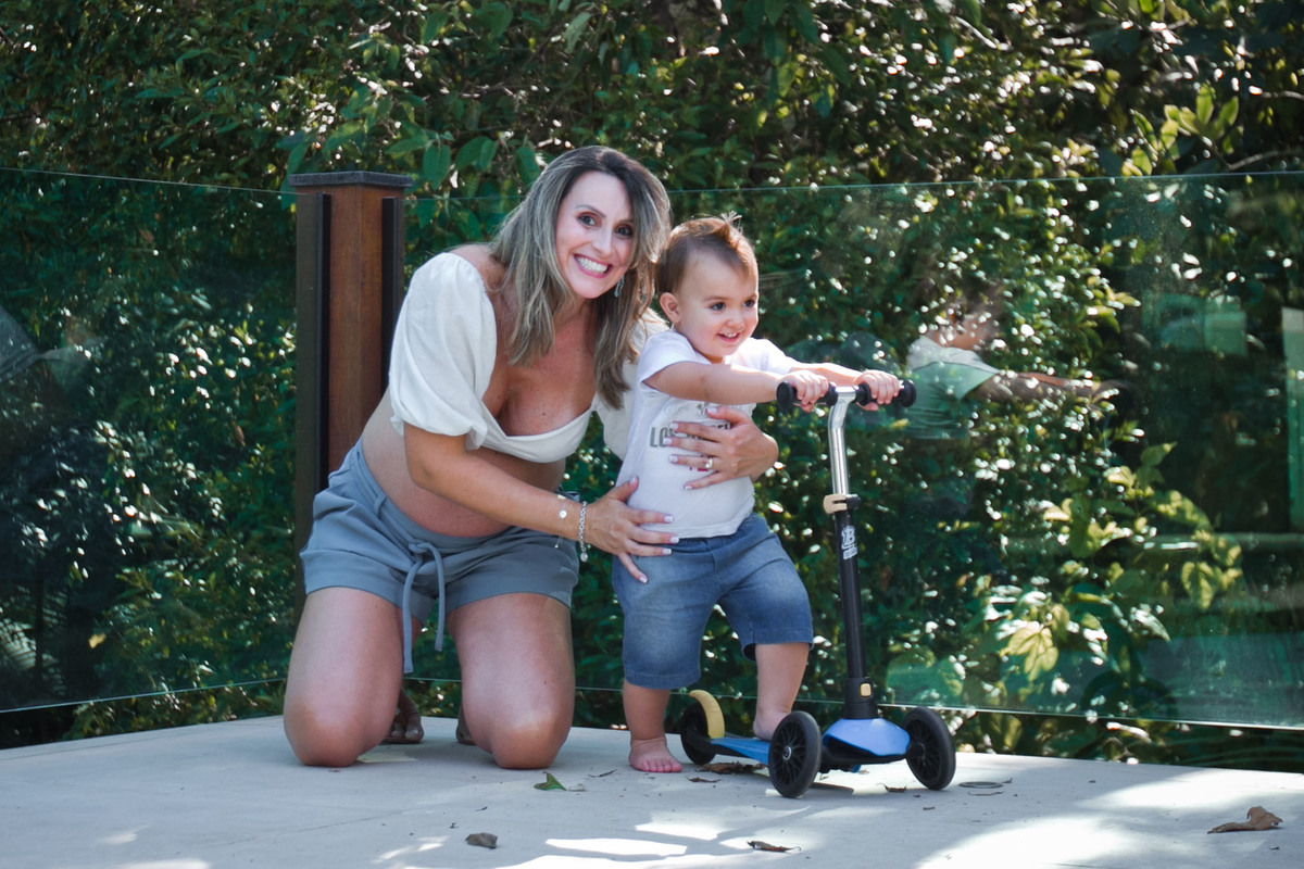 ensaio gestante filho com patinete