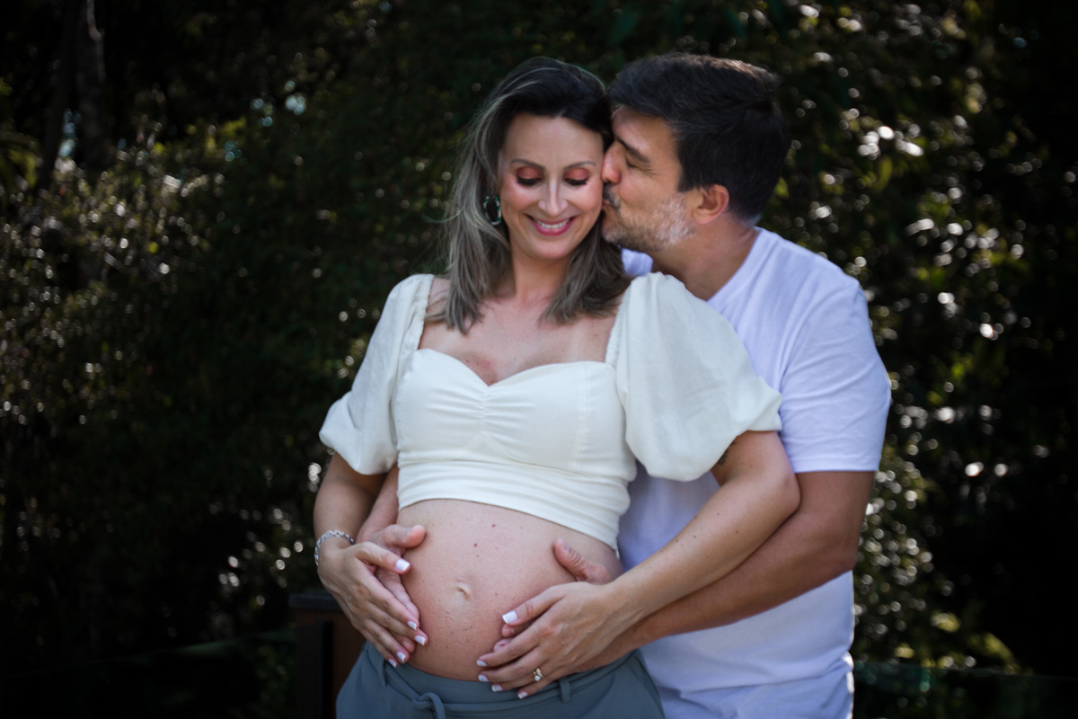 fotografia de gestante beijo do marido