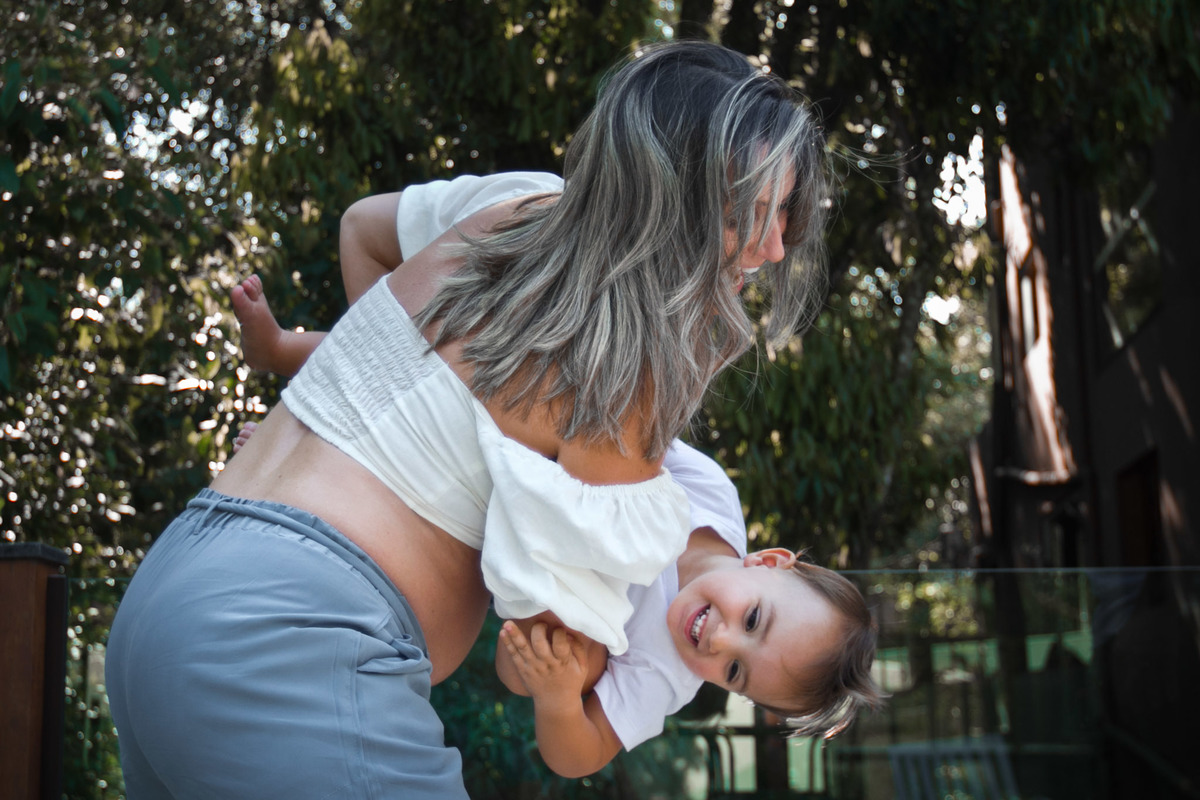 fotografia de Gestante carregando o filho mais velho