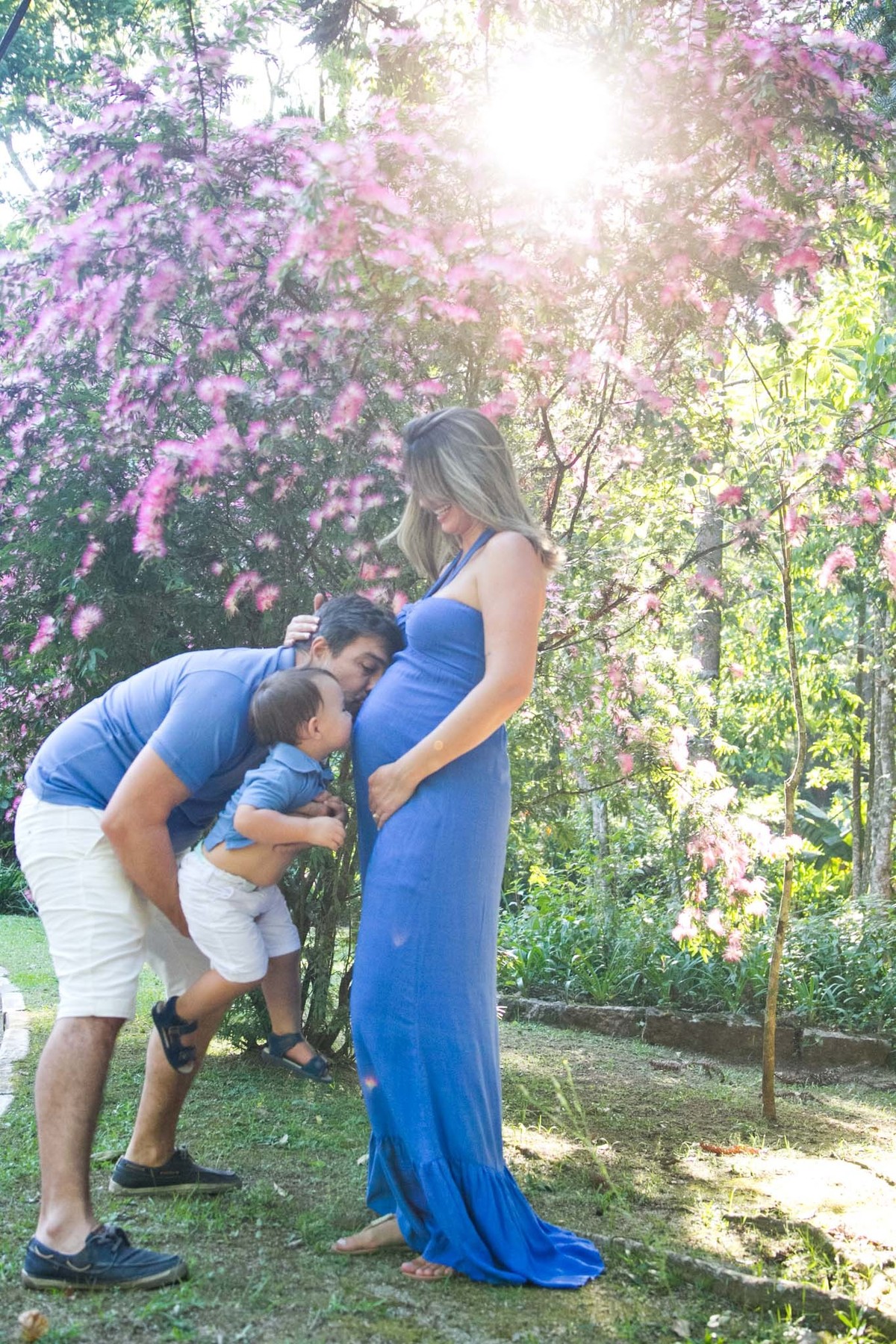 sessão de gestante com o  marido e filho no parque