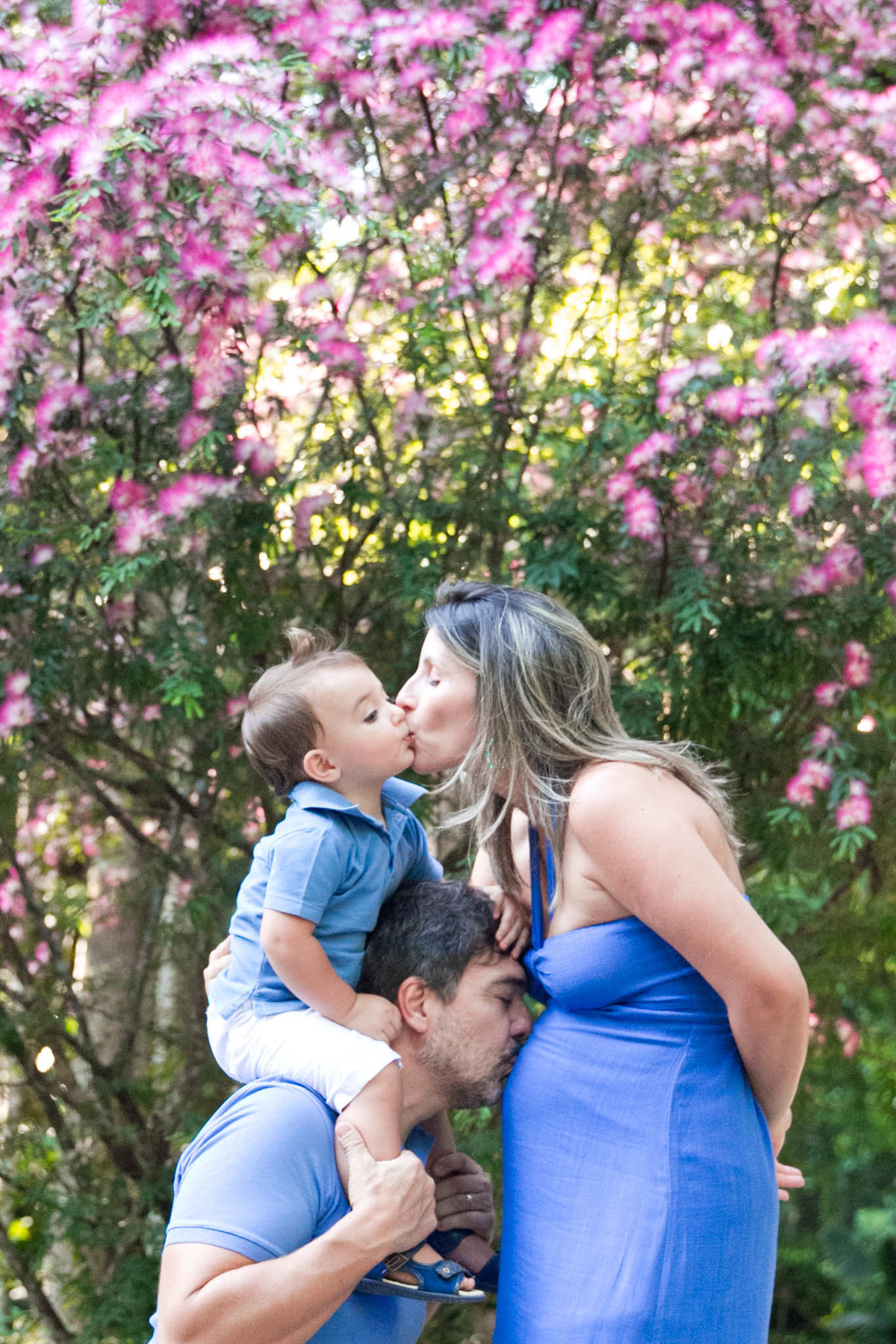 pai beija barriga e filho beija a mãe gestante