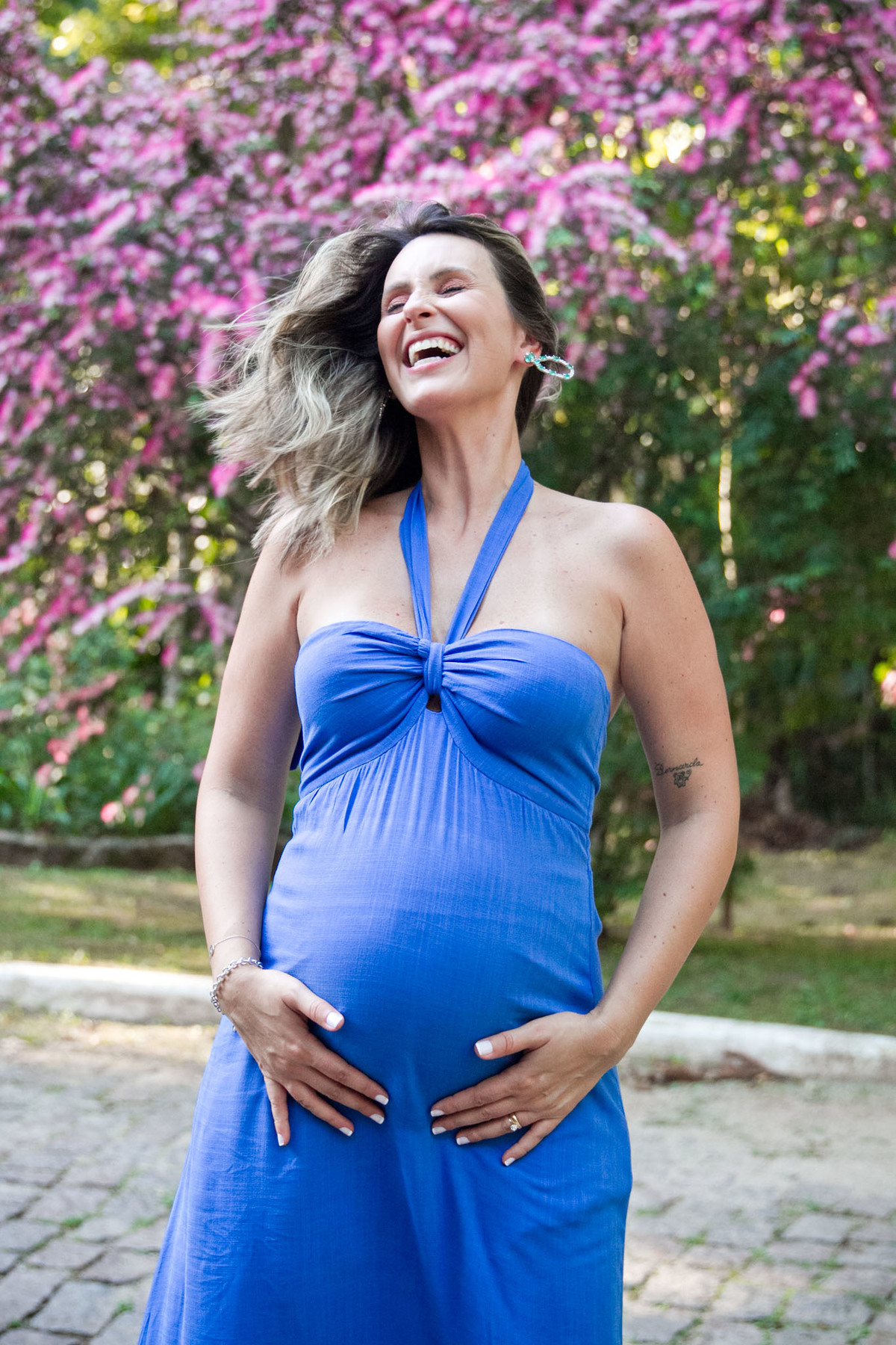 sessão de gestante com cabelos voando