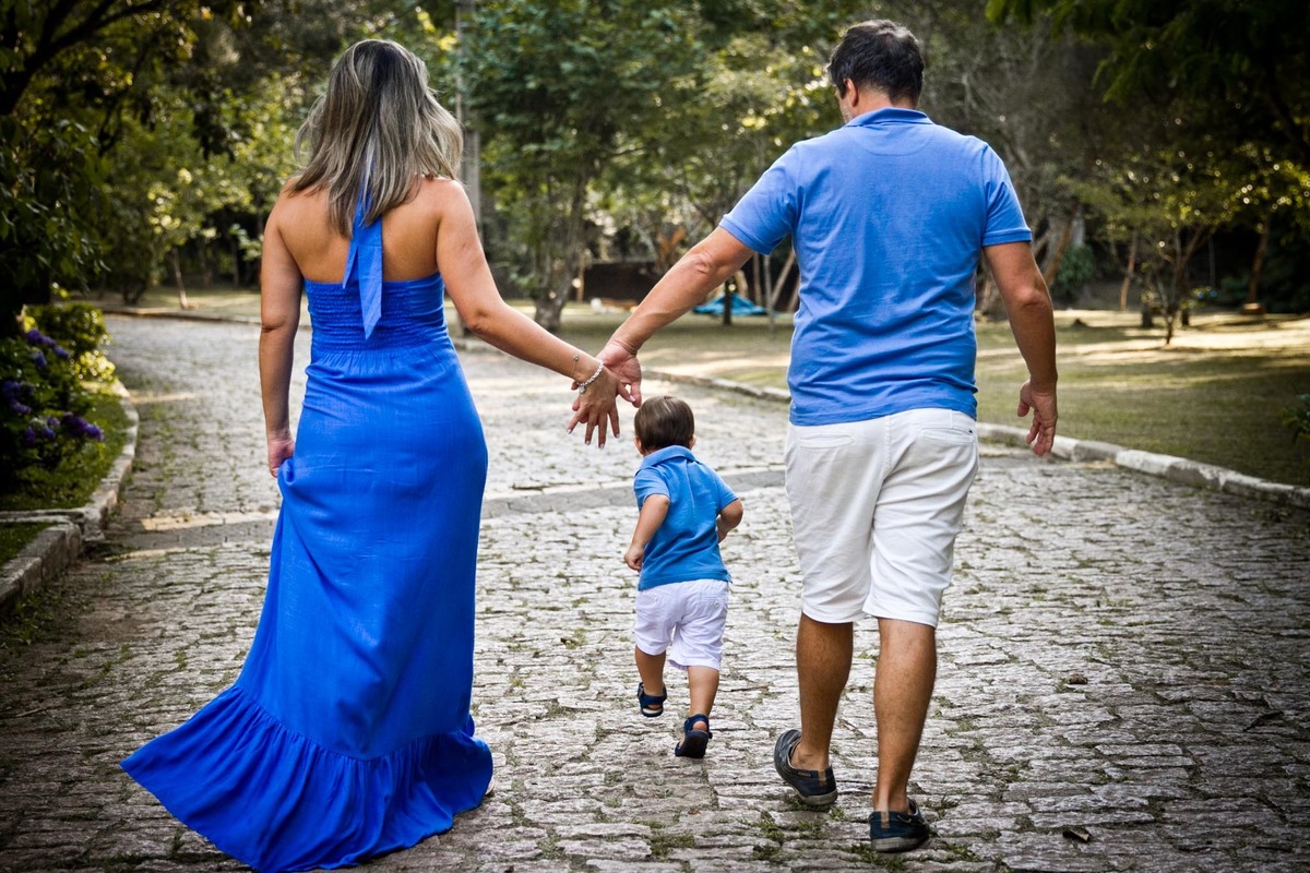 ensaio de gestante caminhando no parque