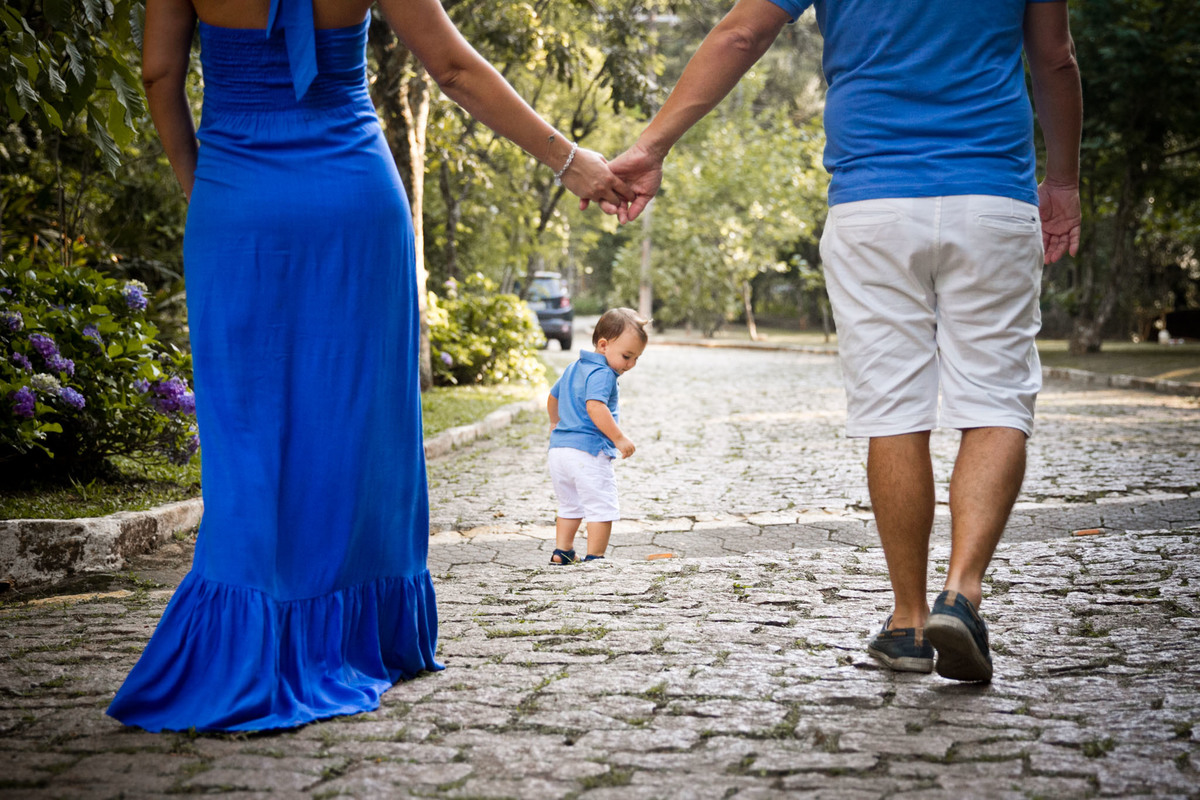 sessão de gestante caminhando no parque