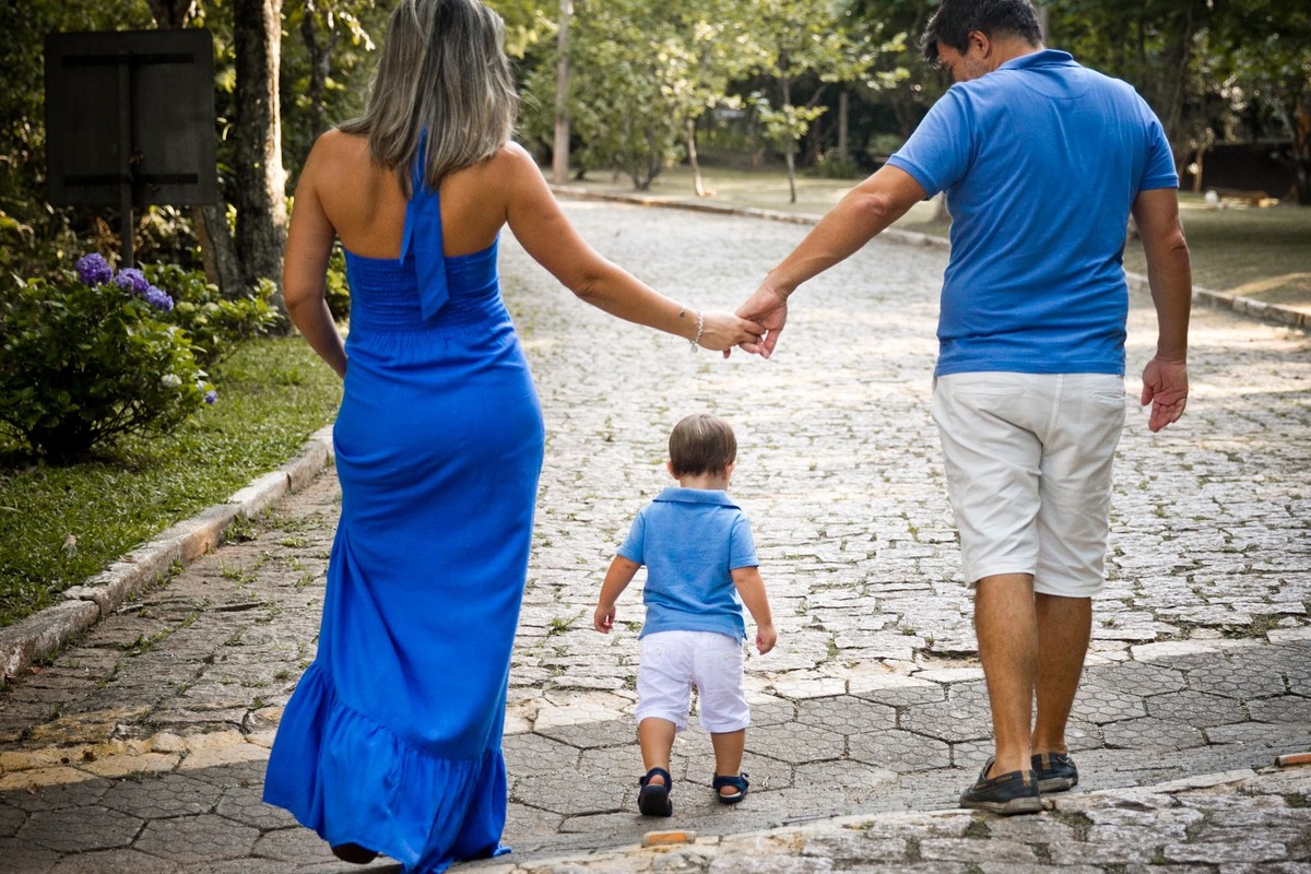 Ensaio de gestante filho no meio do casal