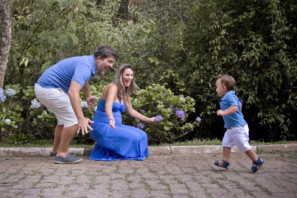 fotografia da gestação com filho mais velho correndo