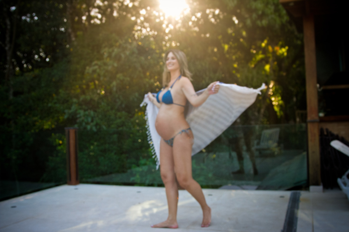 fotografia de gestante contra o sol desfocada