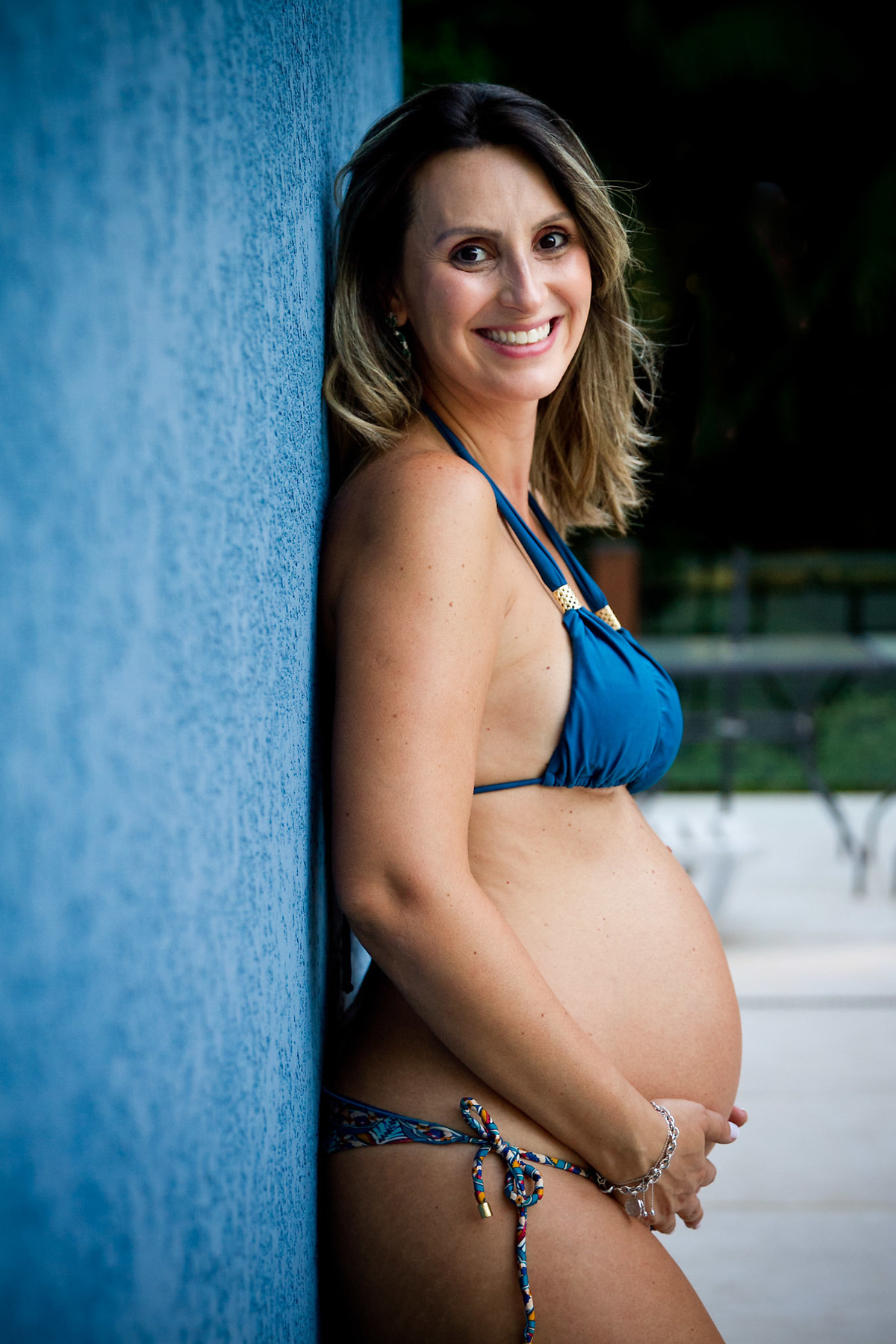 fotografia posada de gestante de biquini 