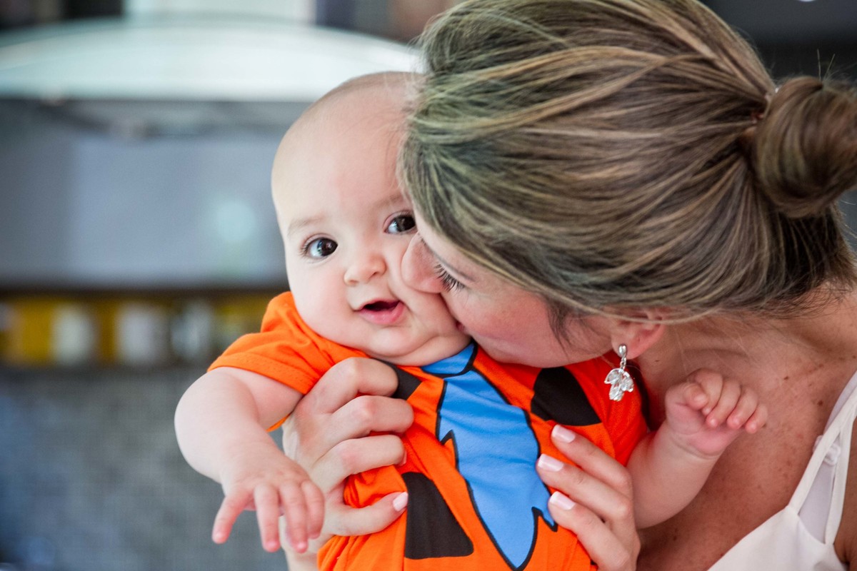 Mãe beijando o filho fotografia