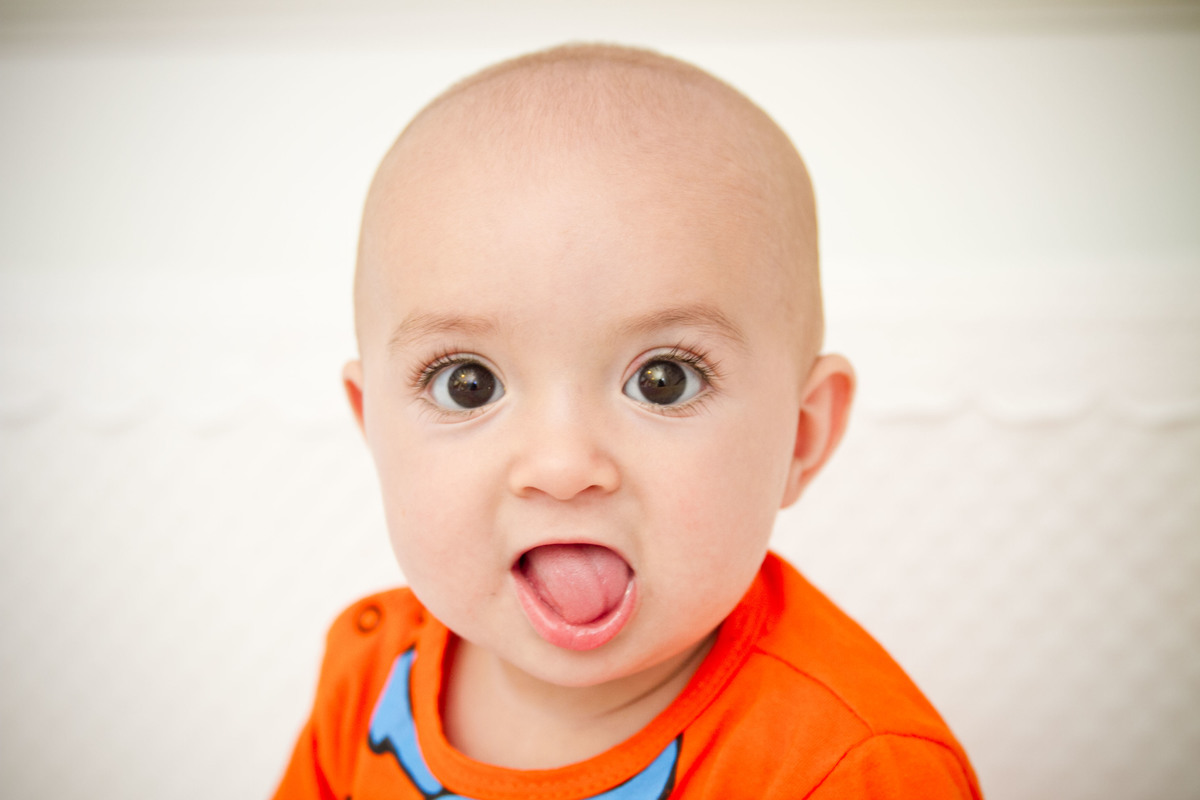 Fotografia de bebê mostrando a lingua