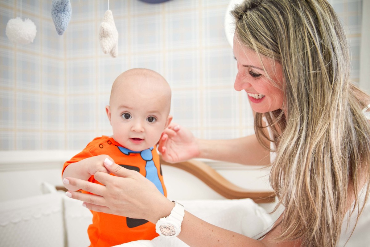 Fotografia de Bebê de 6 meses no quartinho com a mãe