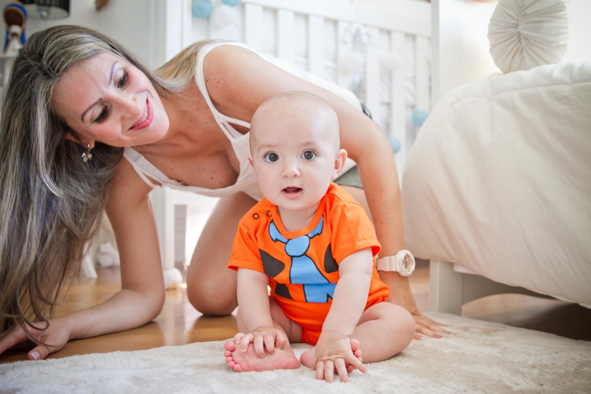 Fotografia de Bebê de 6 meses no quartinho com a mãe