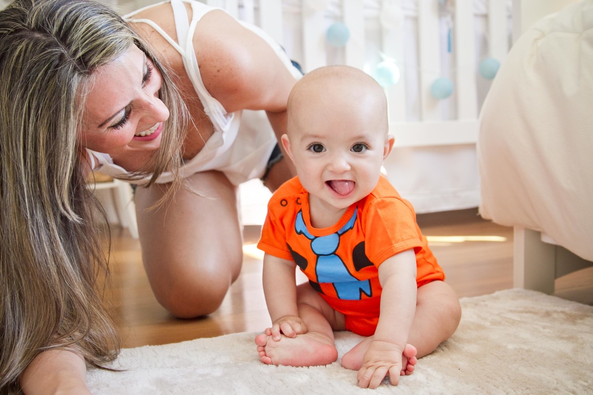 Fotografia de bebê e mamãe sorrindo
