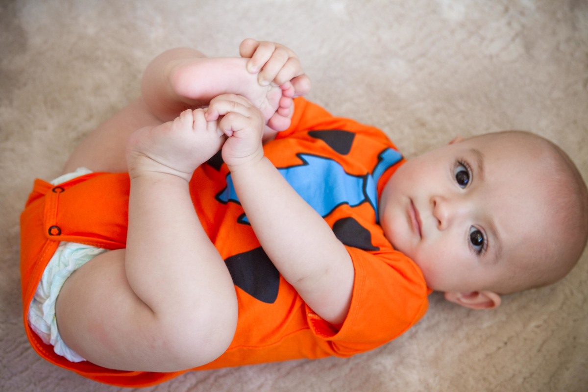 Fotografia de Bebe pegando os pezinhos