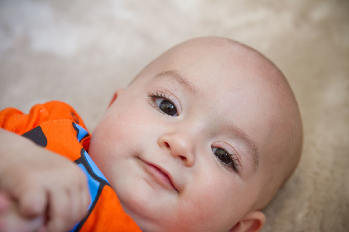 Fotografia de Bebe olhando para a camera