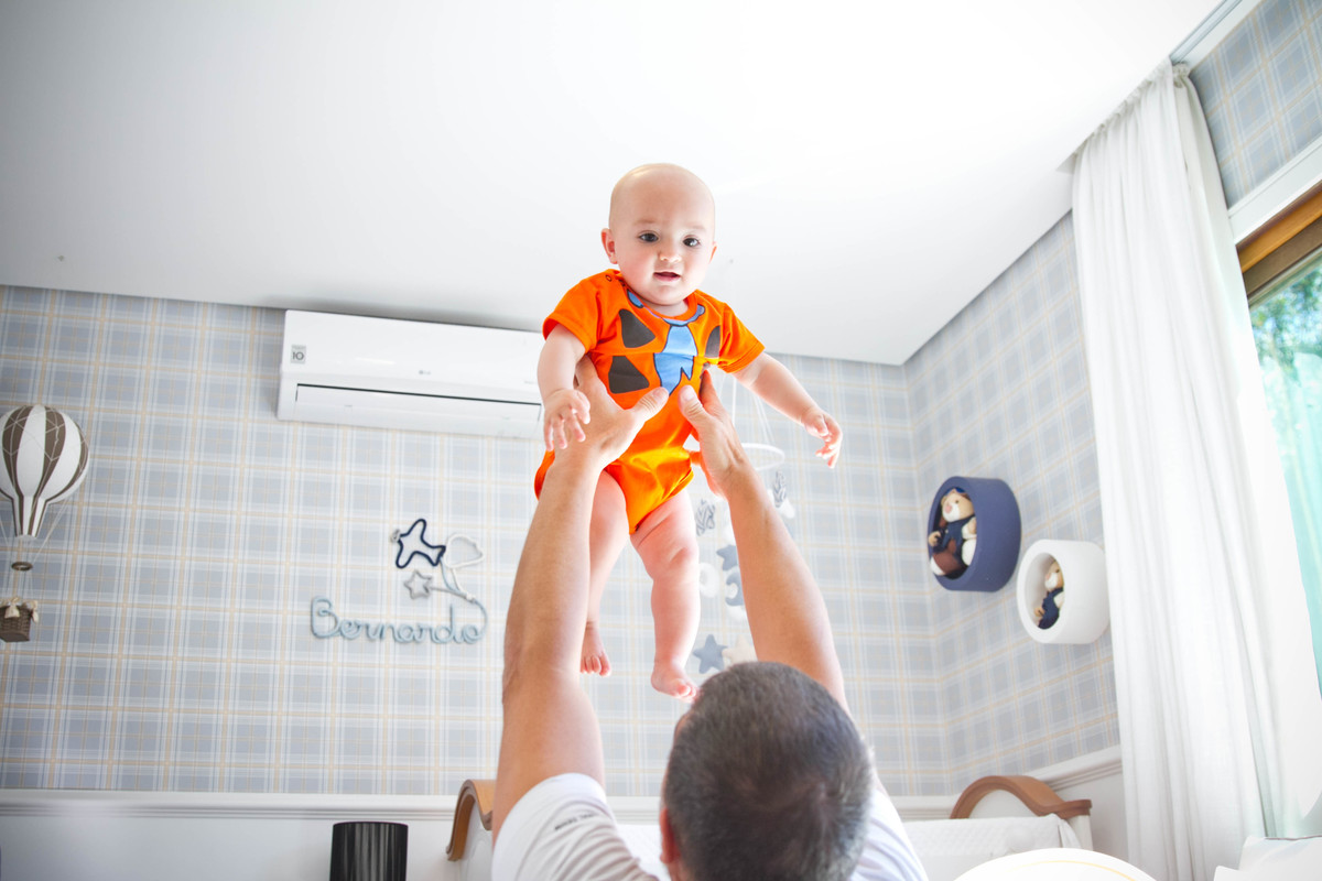 Fotogfafia de pai levantando o filho